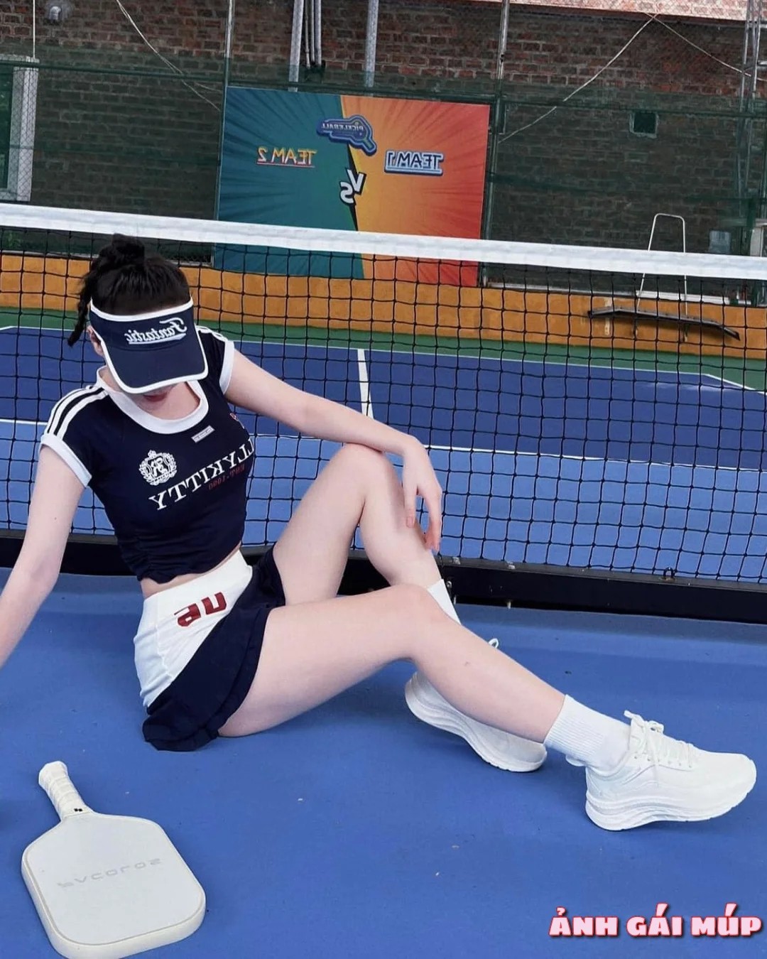Cô gái chơi pickleball với ánh mắt tập trung