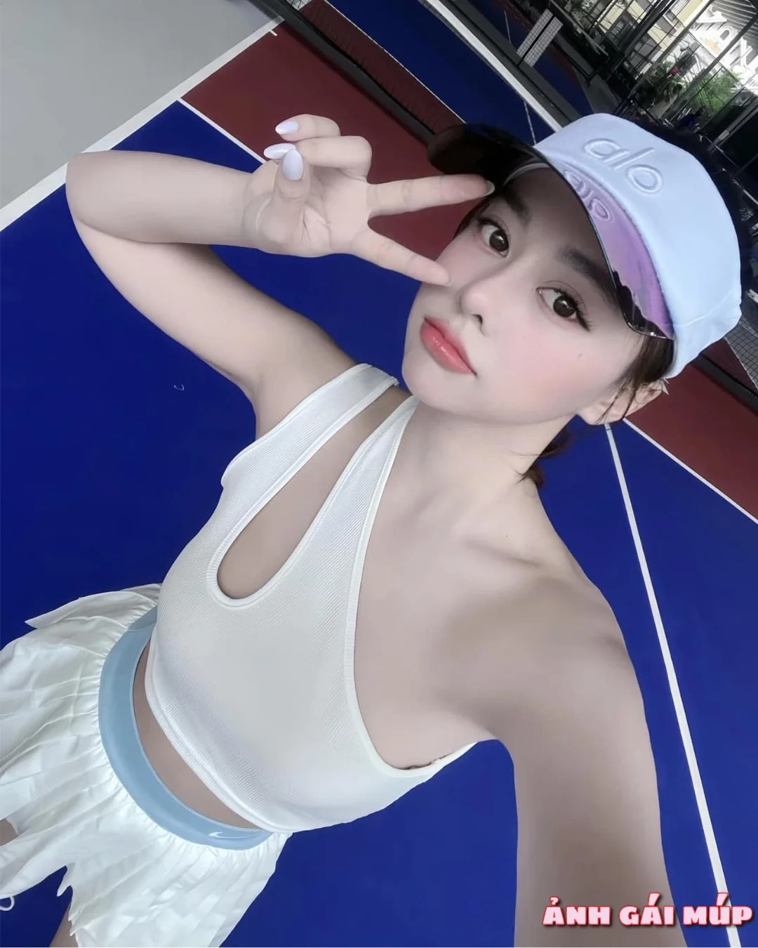 Cô gái chơi pickleball với bộ làm sạch