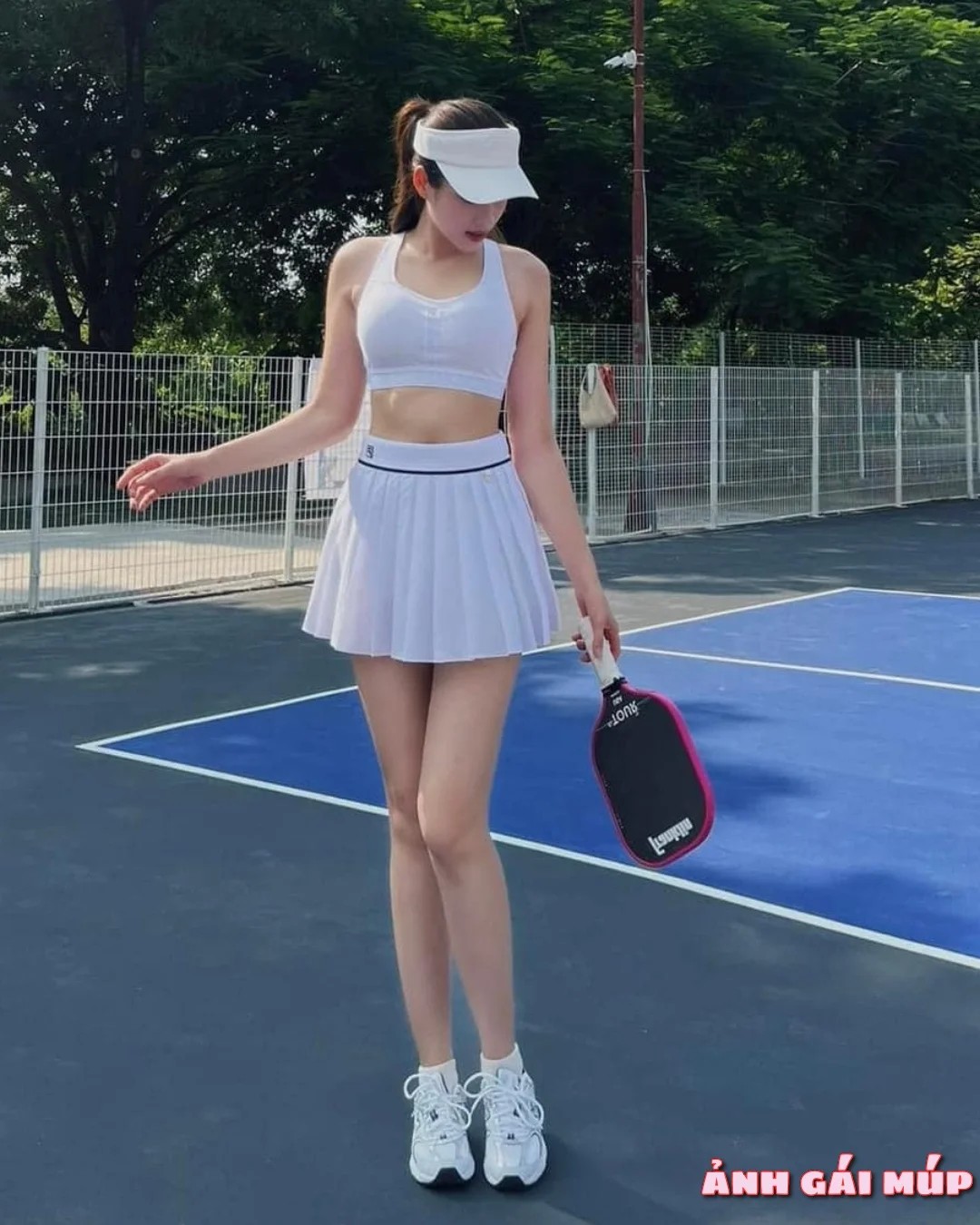 Cô gái chơi pickleball với cú đánh linh hoạt