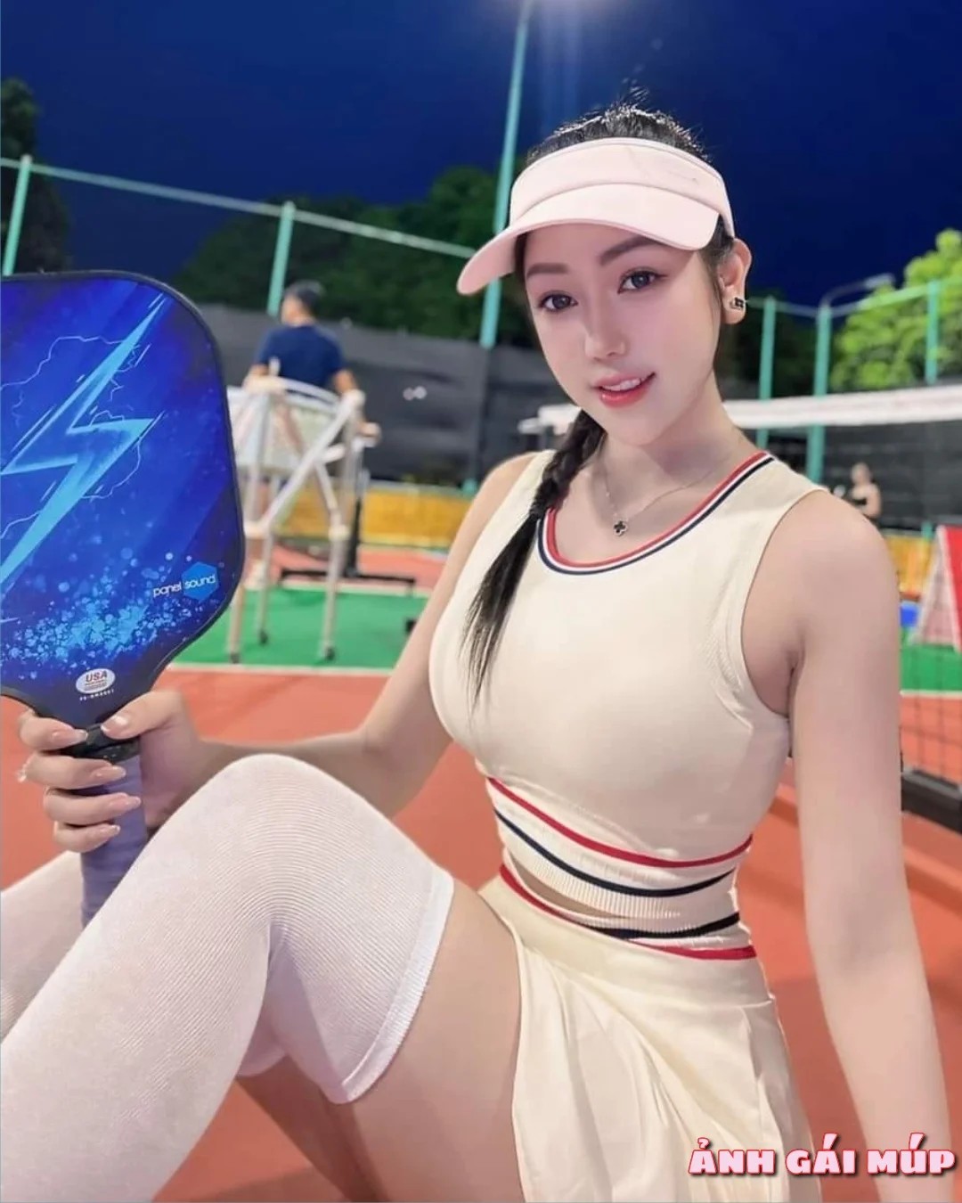 Cô gái chơi pickleball với cú đánh mạnh mẽ