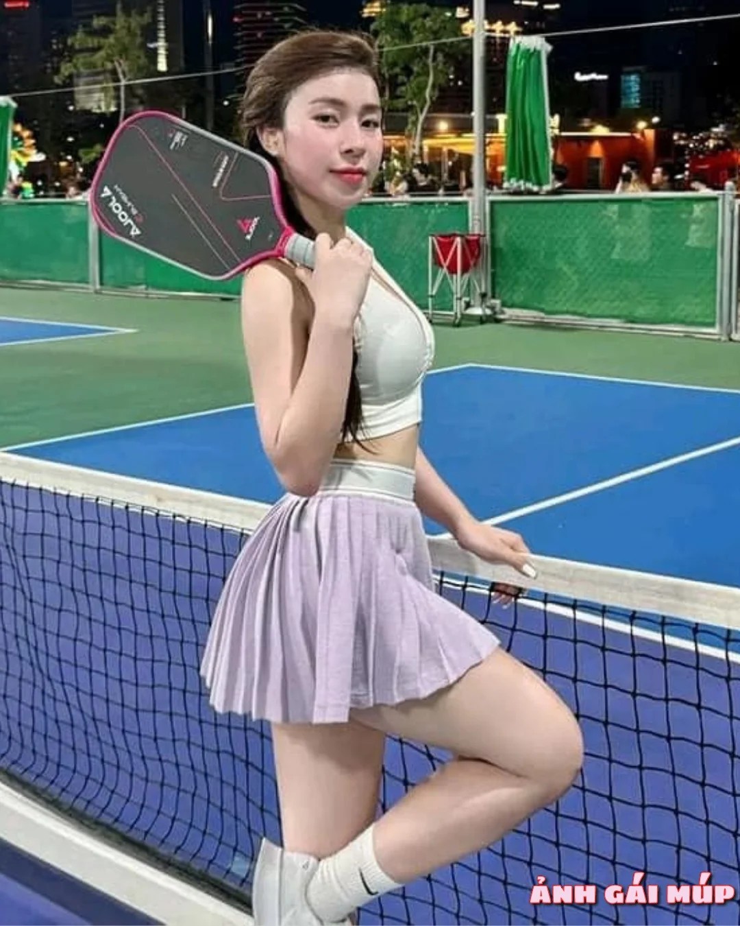 Cô gái chơi pickleball với cú đánh uyển chuyển