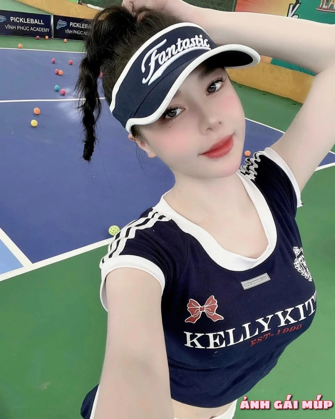 Cô gái chơi pickleball với cú vung vợt mạnh mẽ