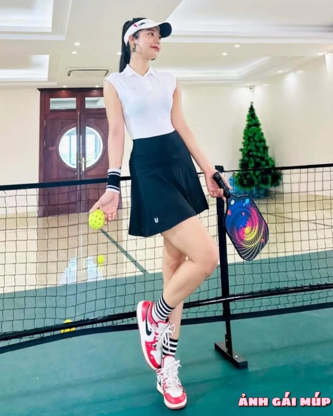 Cô gái chơi pickleball với điều khiển từ xa