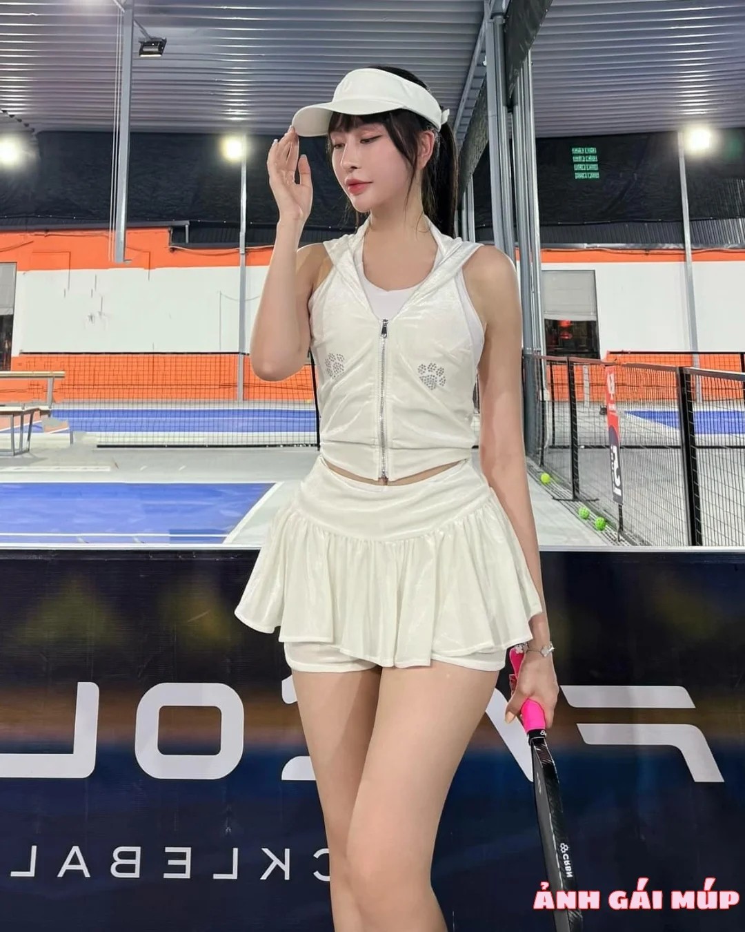 Cô gái chơi pickleball với khoảng trống phía trước