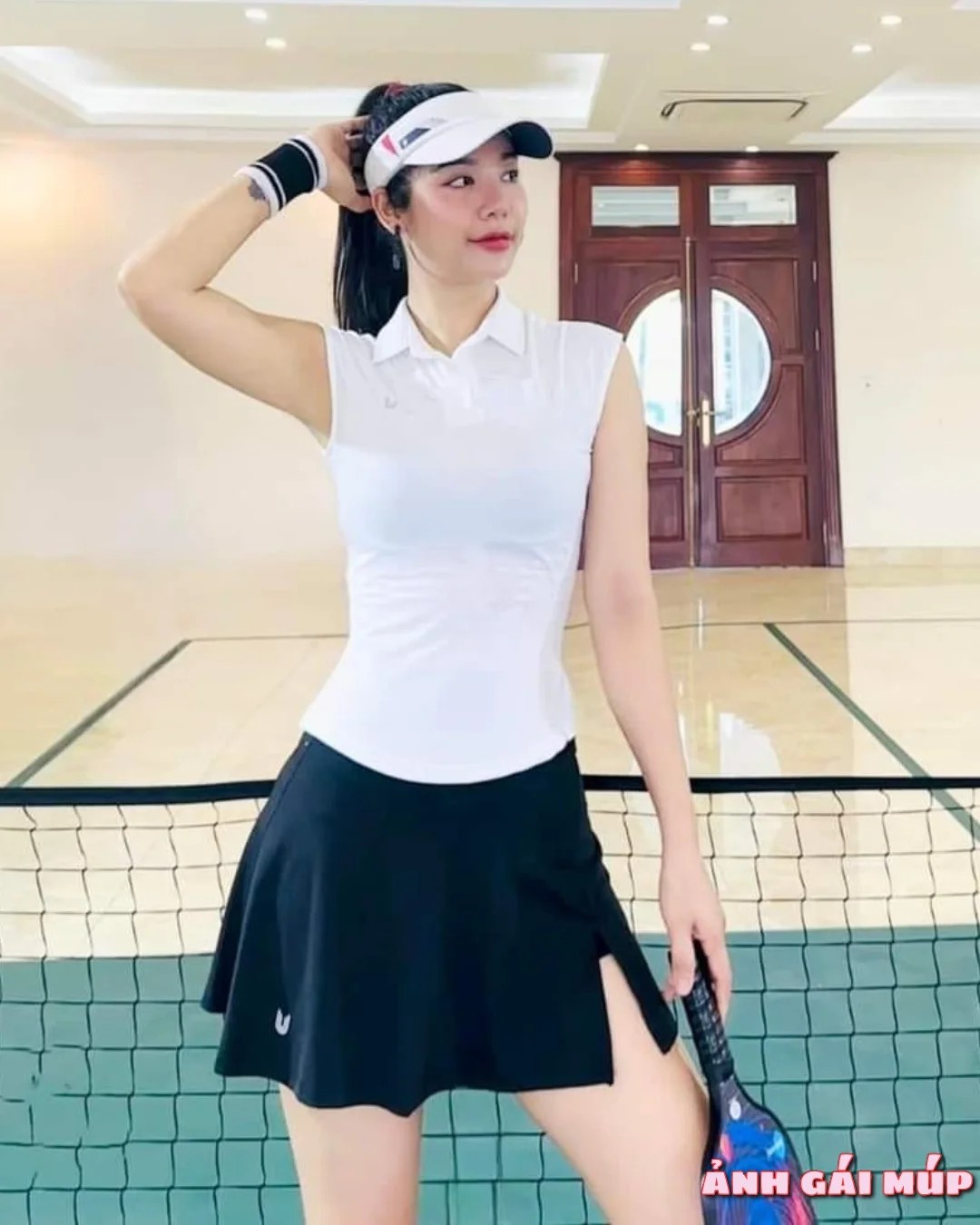 Cô gái chơi pickleball với kính phân cực