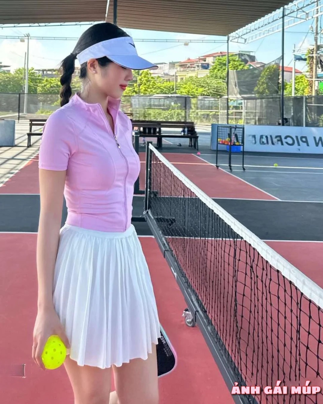 Cô gái chơi pickleball với nón lưỡi trai năng động