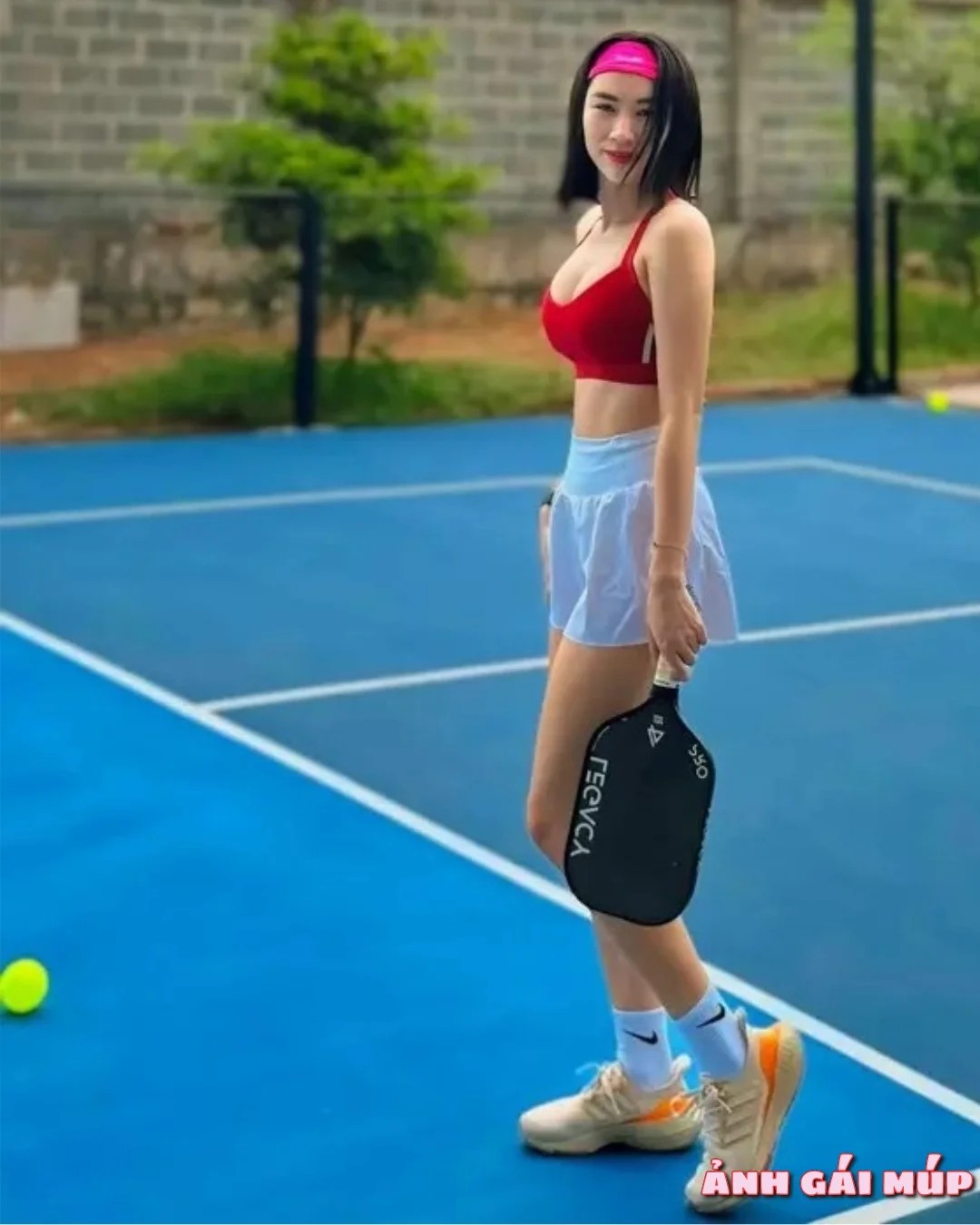 Cô gái chơi pickleball với nụ cười tự tin