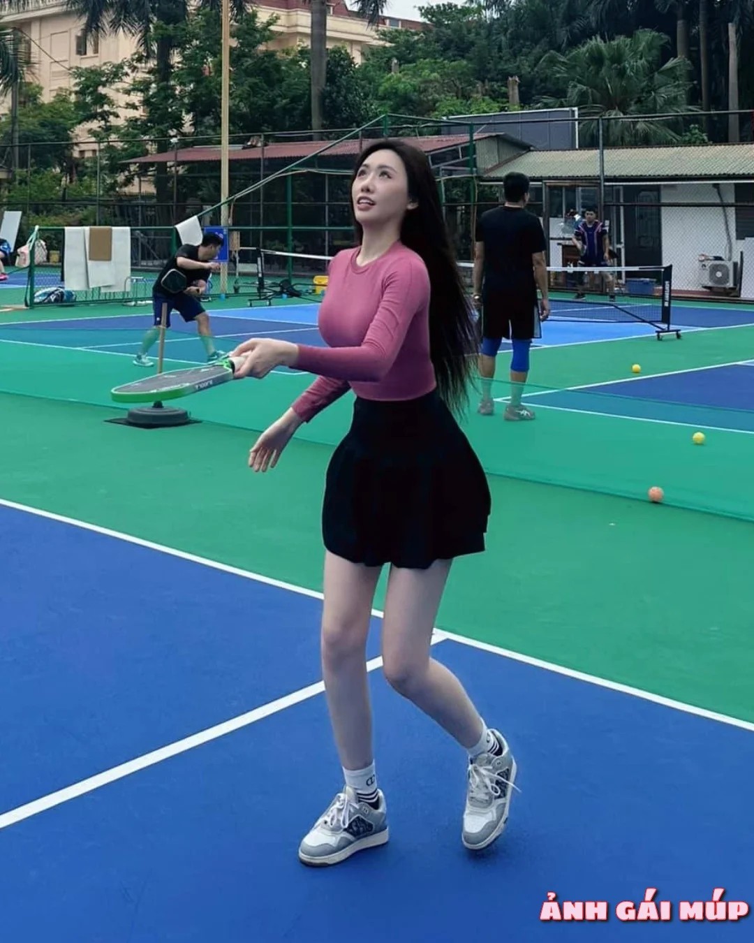 Cô gái chơi pickleball với ống kính telephoto