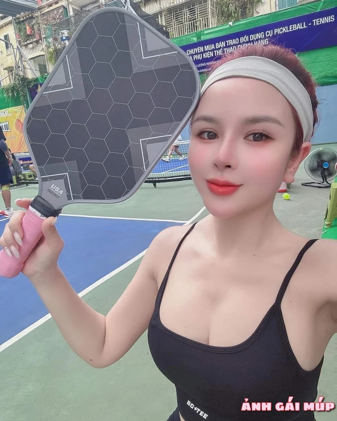 Cô gái chơi pickleball với phong cách năng động