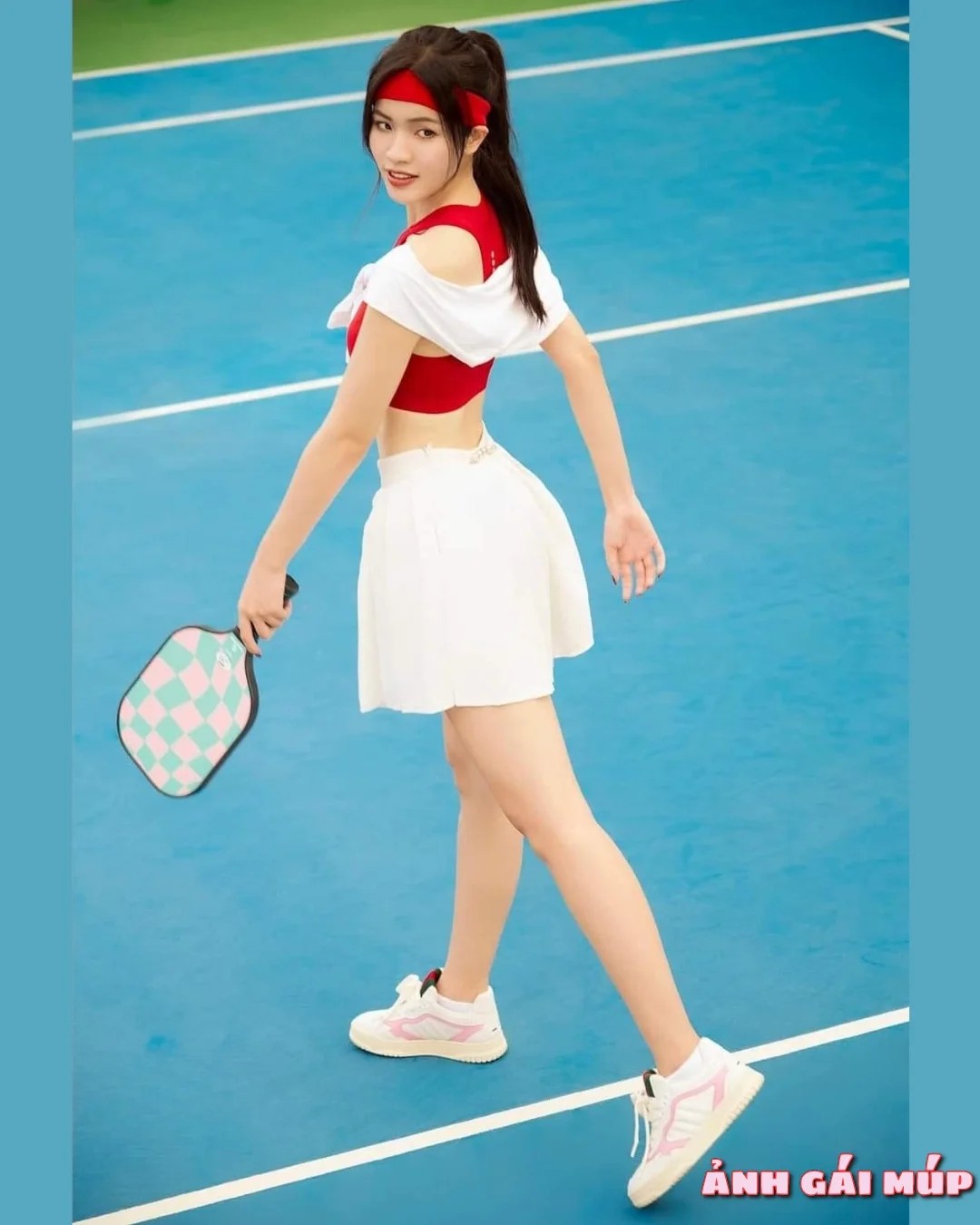 Cô gái chơi pickleball với phong cách quyến rũ