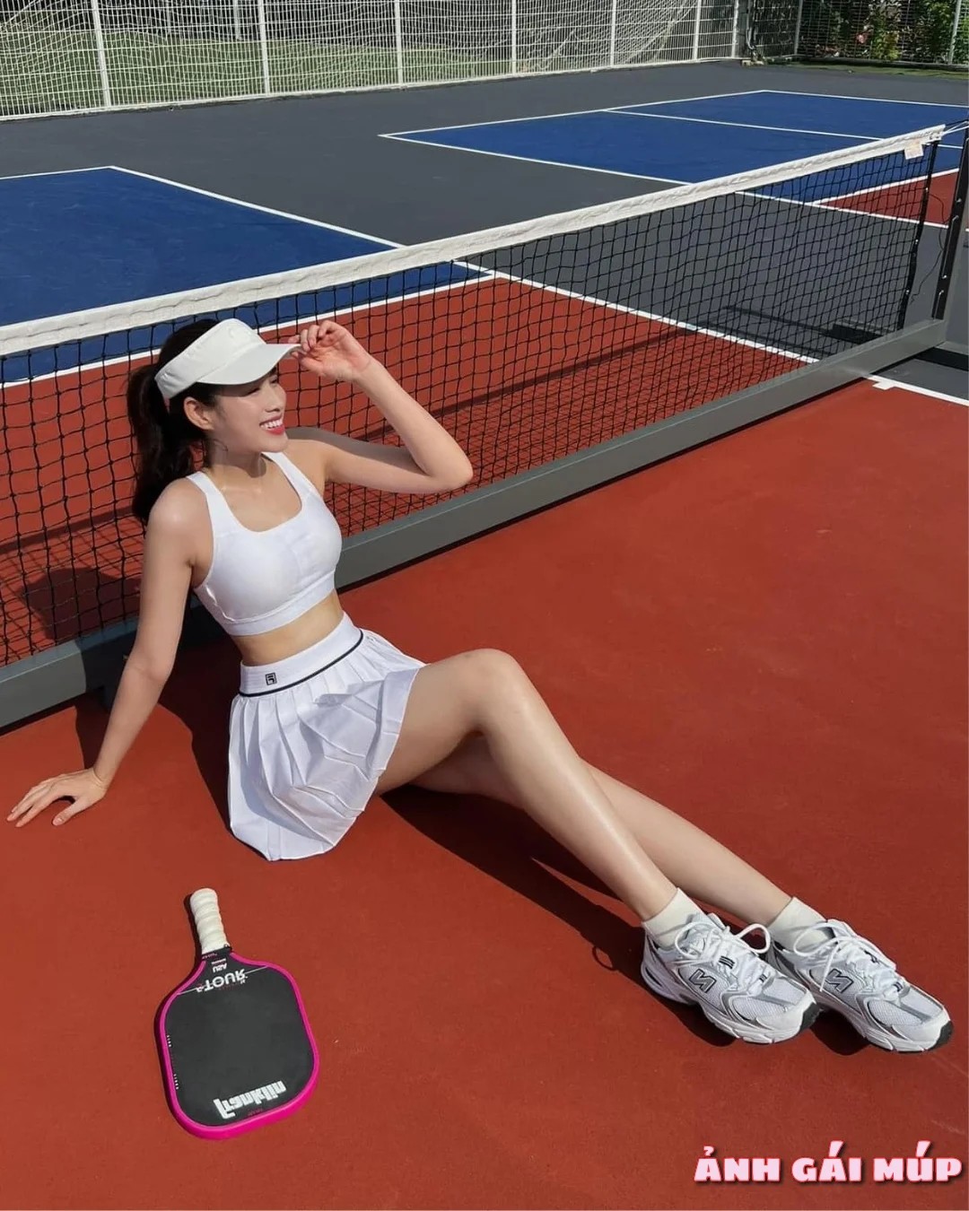 Cô gái chơi pickleball với phụ kiện tông xuyệt tông