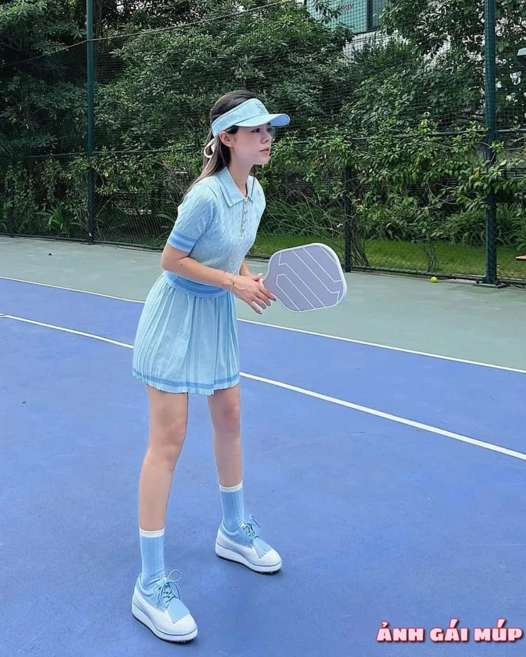 Cô gái chơi pickleball với phụ kiện tự tin
