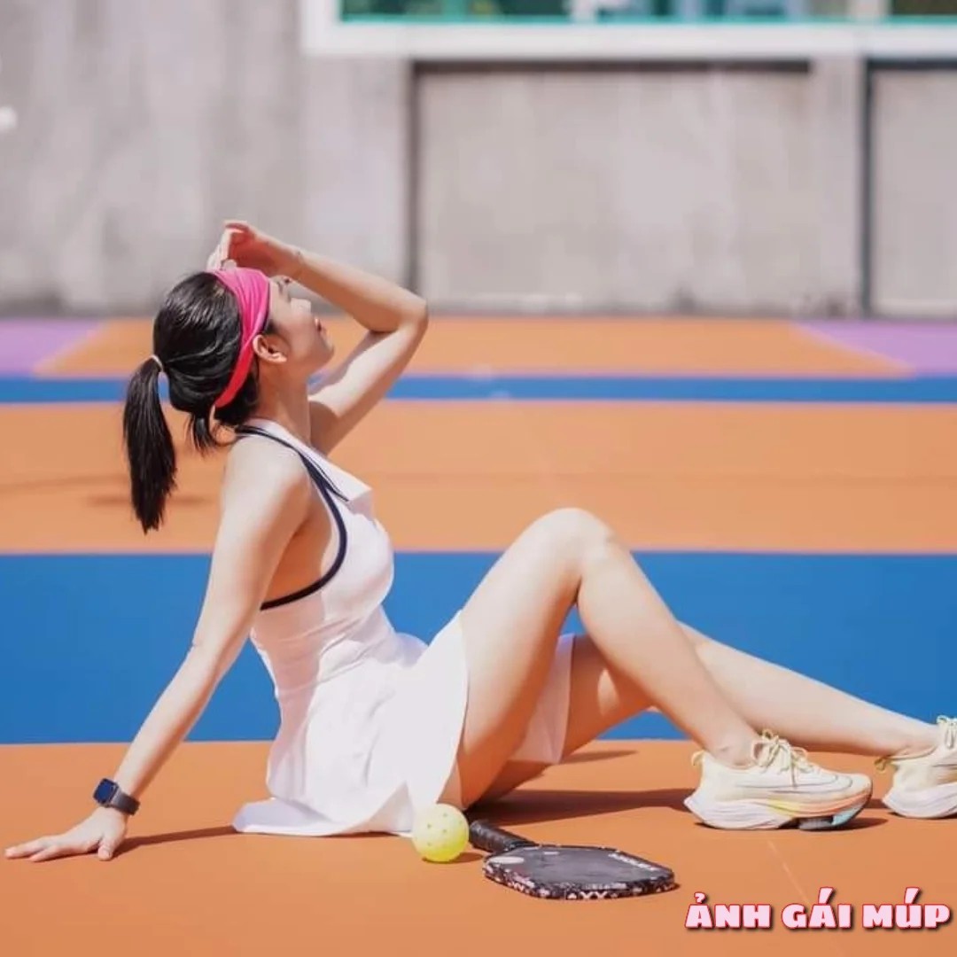 Cô gái chơi pickleball với trang phục màu sắc tươi sáng