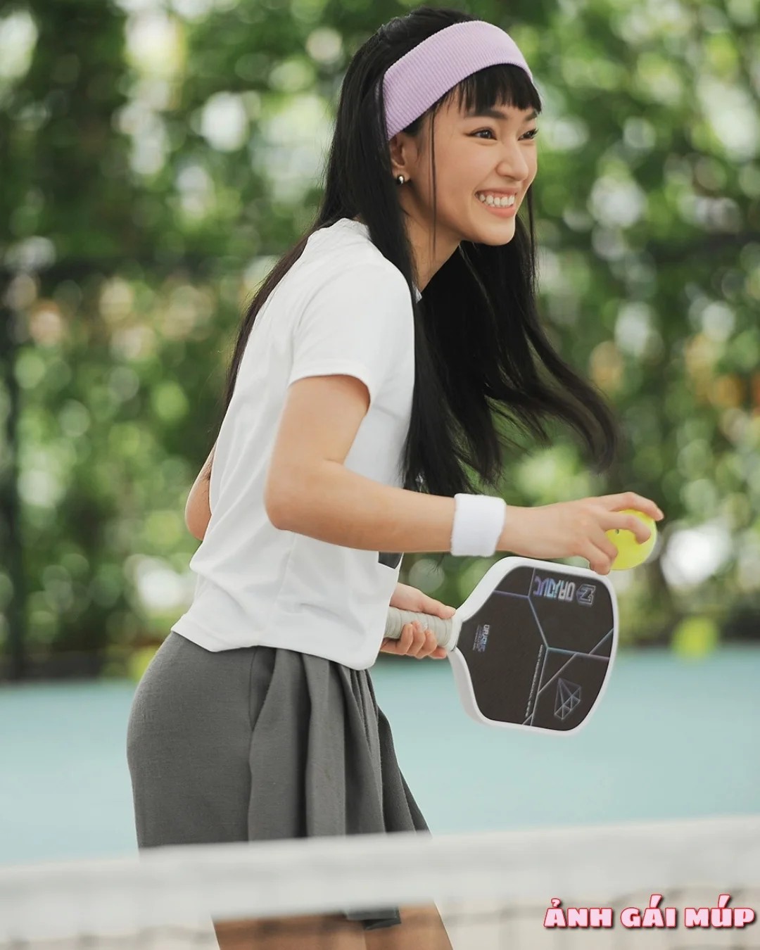 Cô gái chơi pickleball với trang phục thể thao bó sát