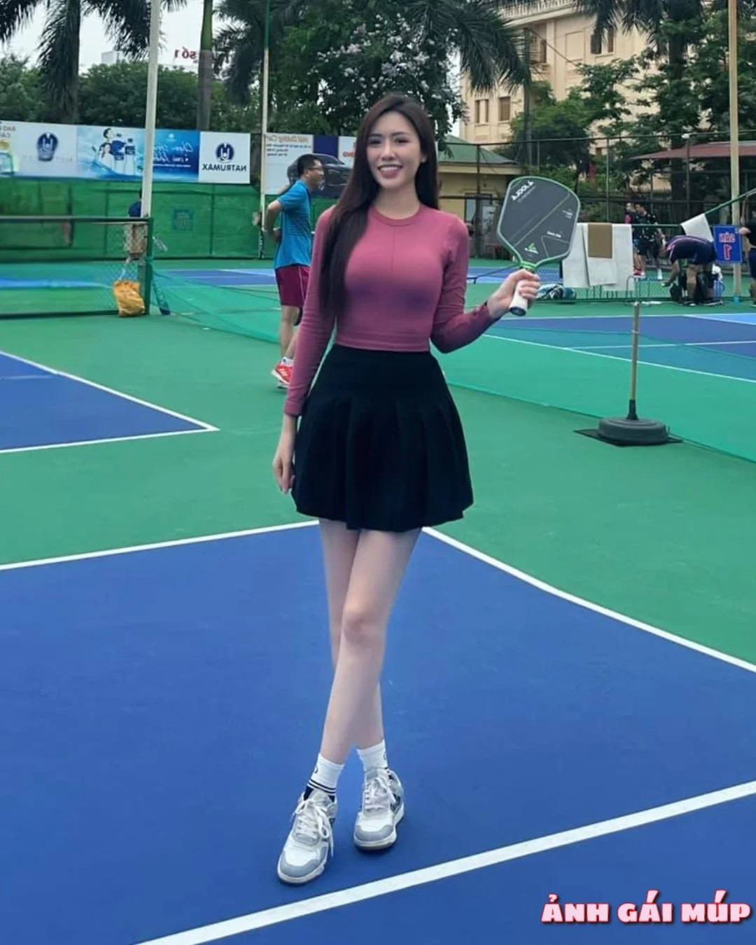 Cô gái chơi pickleball với tripod
