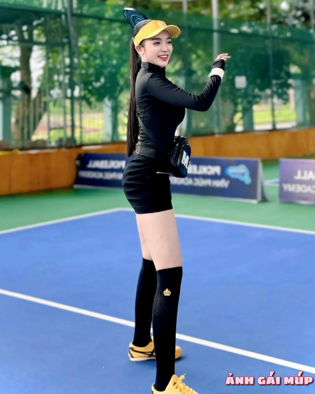 Cô gái chơi pickleball với tư thế chuẩn bị