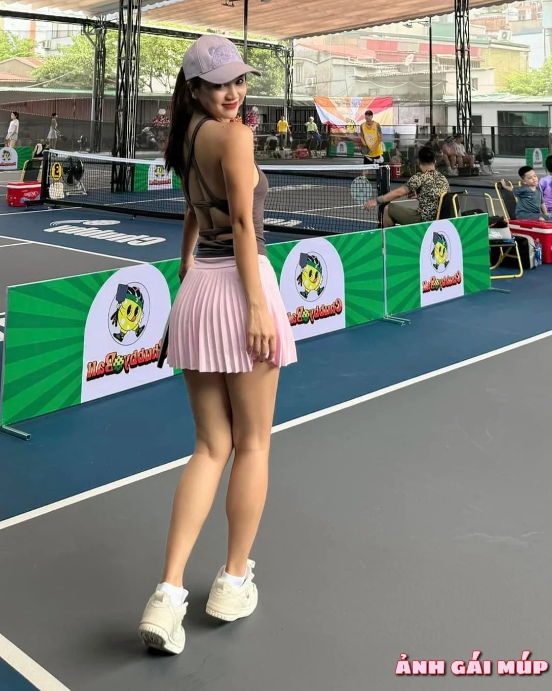 Cô gái chơi pickleball với tư thế đứng thẳng