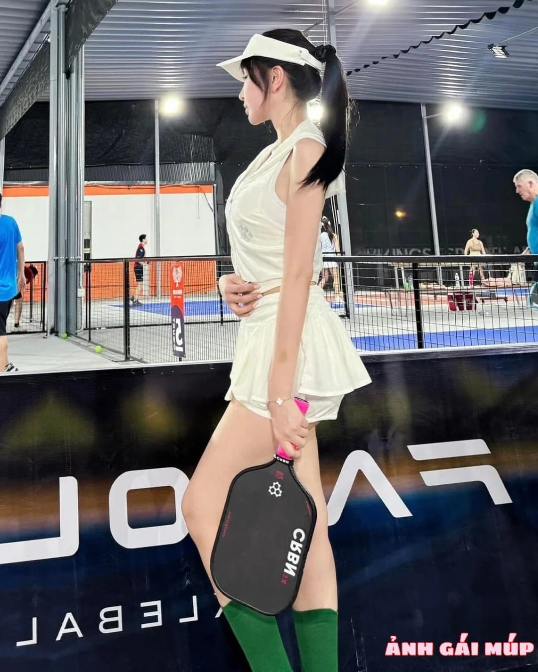 Cô gái chơi pickleball với tư thế mạnh mẽ