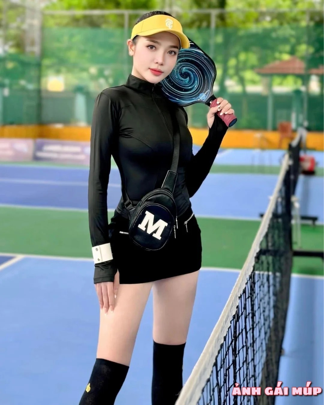 Cô gái chơi pickleball với tư thế nhún người