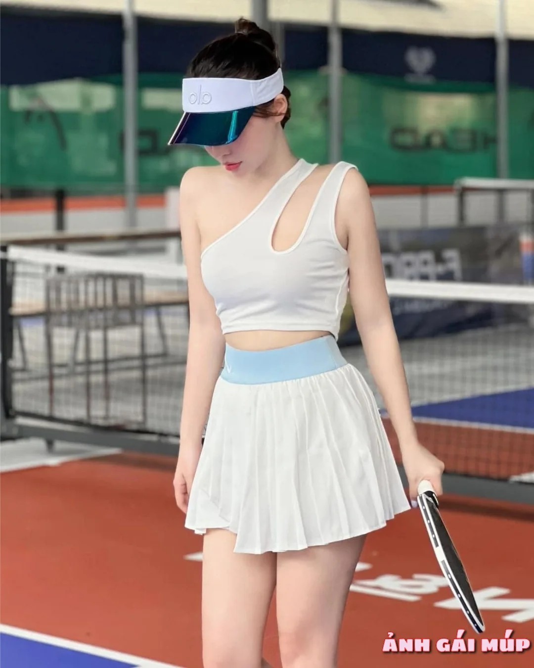 Cô gái chơi pickleball với túi máy ảnh chống nước