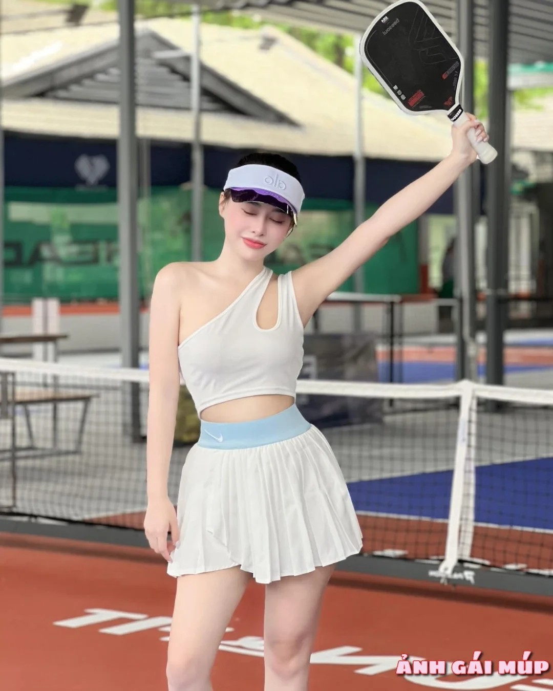 Cô gái chơi pickleball với vẻ đẹp khỏe khoắn