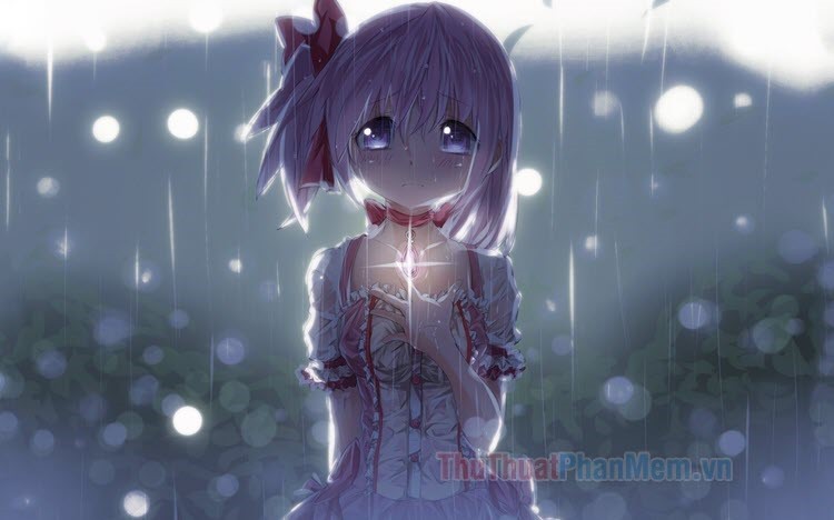 Cô gái đứng giữa cơn mưa
