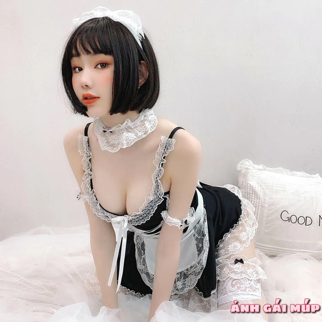 Cô hầu gái trong quán café Nhật