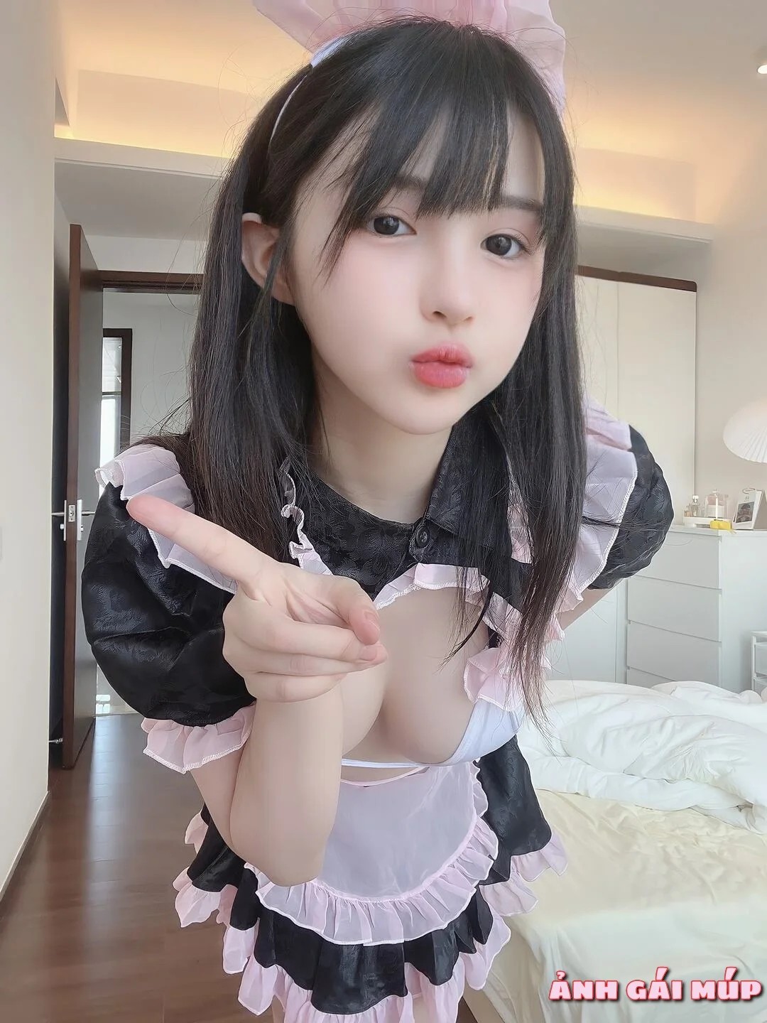 Cô hầu gái với biểu cảm dễ thương