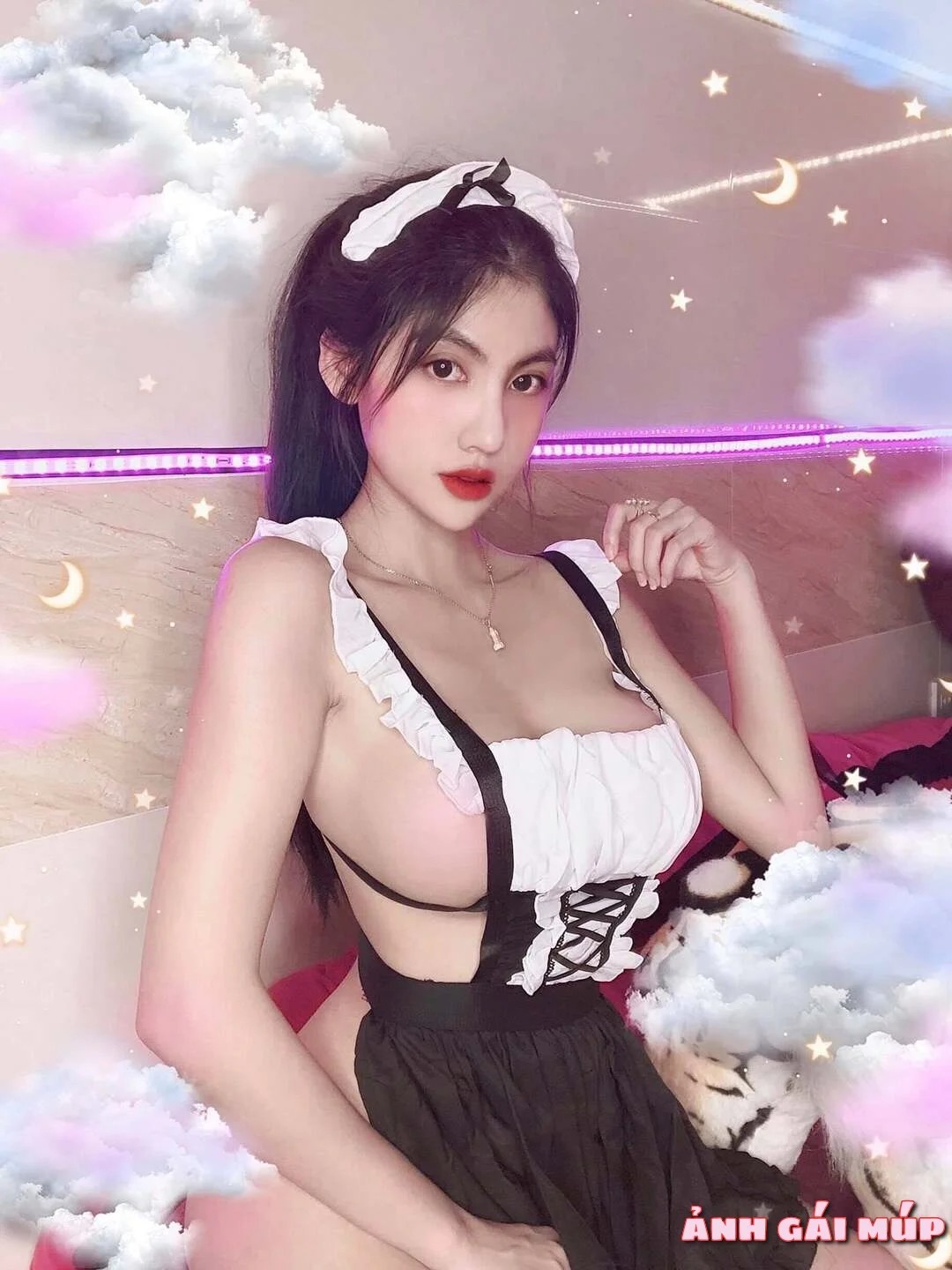 Cô hầu gái với hiệu ứng chỉnh sửa ảnh