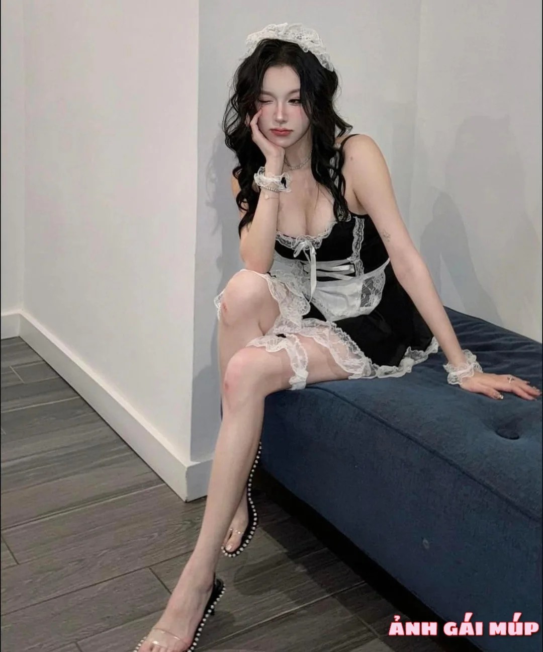 Cô hầu gái với phác thảo trang phục
