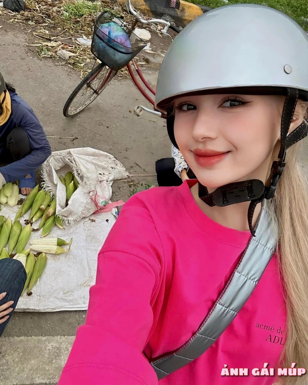 Xoài Non trong váy cưới xa hoa